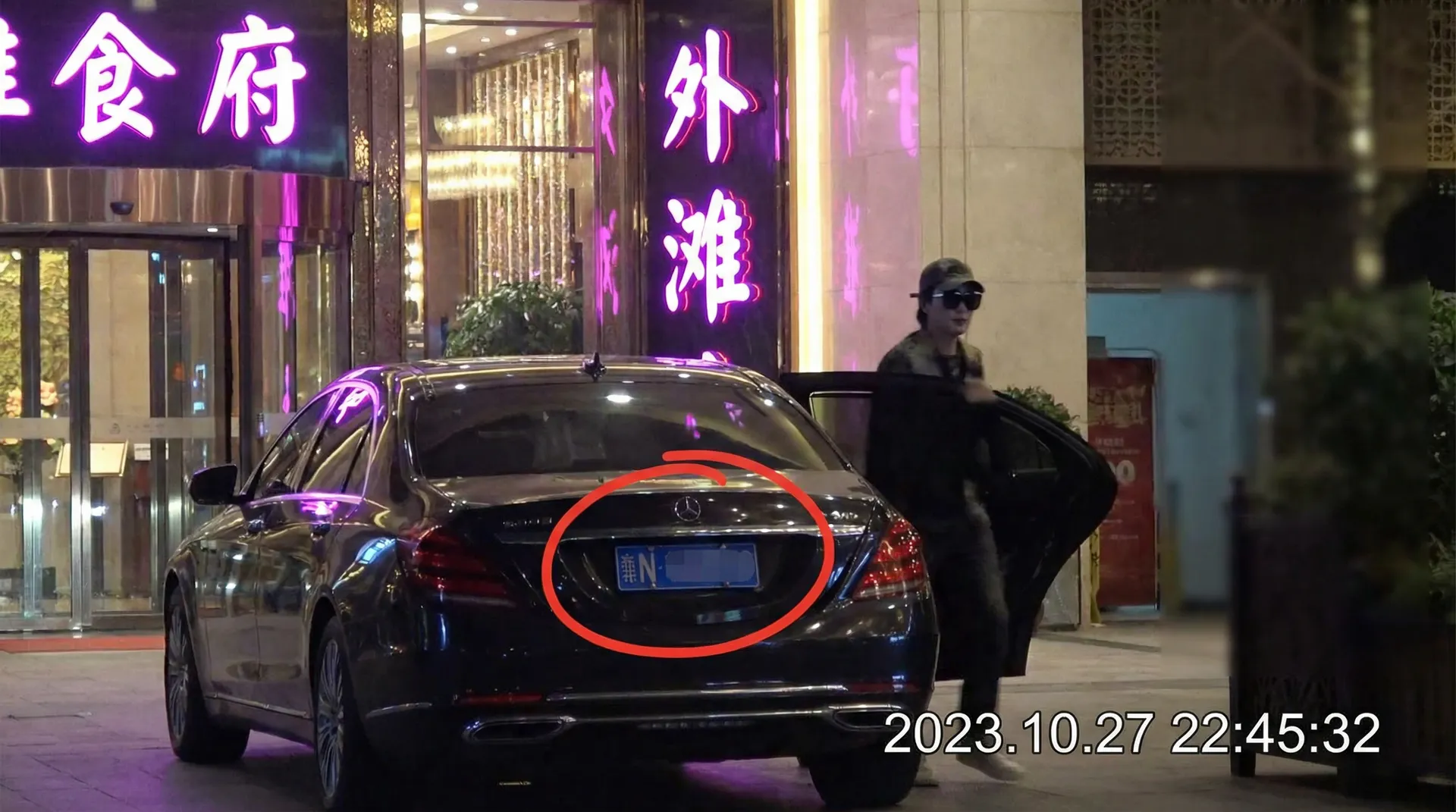 AG亚娱官网 - 豪车餐厅外偷拍