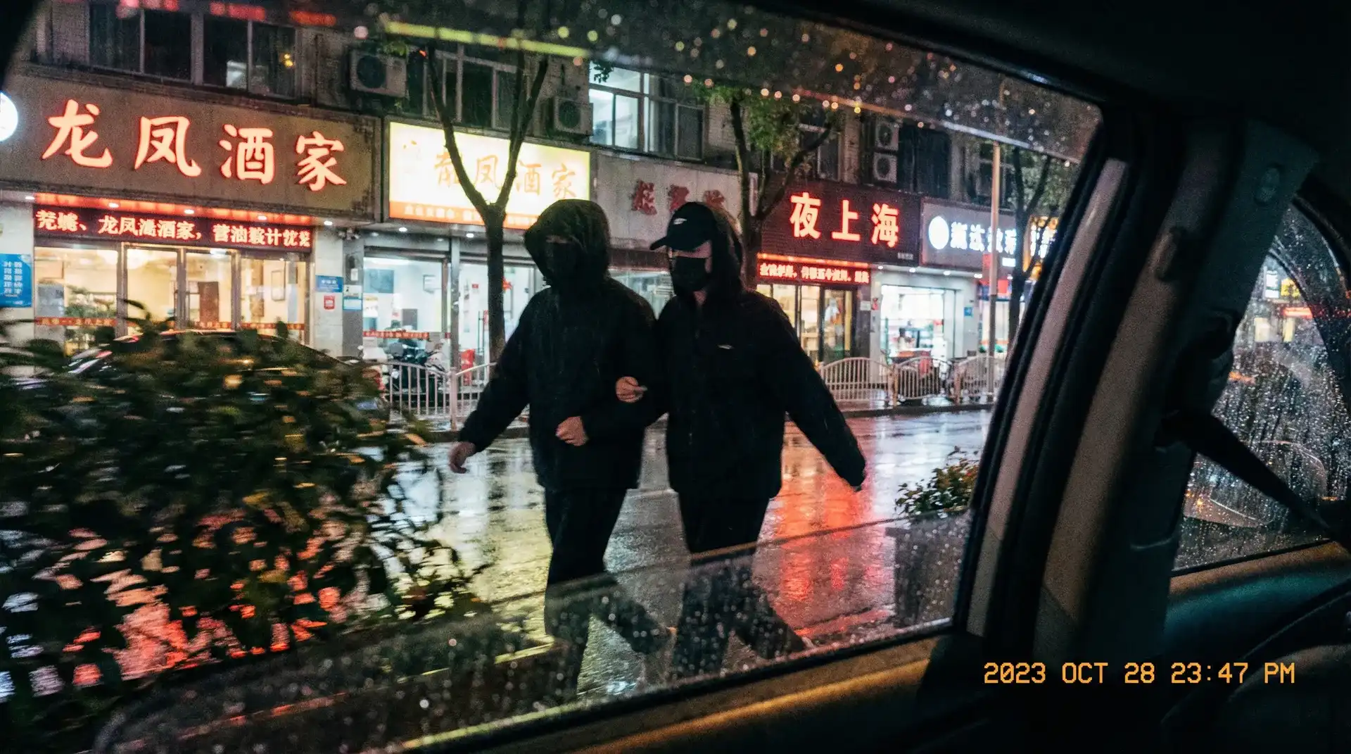 AG亚娱官网 - 顶流明星深夜密会现场抓拍照片